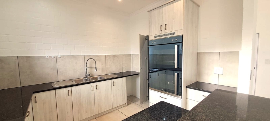 4 Bedroom Property for Sale in Hoogland Western Cape